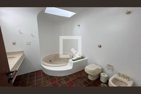 Casa para alugar com 929m², 4 quartos e 4 vagas Casa para alugar com 929m², 4 quartos e 4 vagasBanheiro da Suíte 1