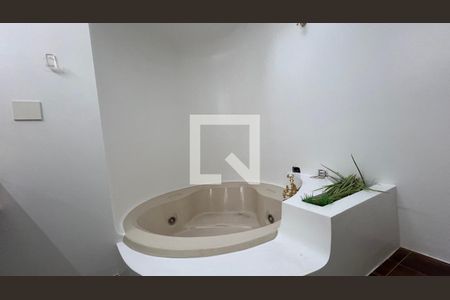 Casa para alugar com 929m², 4 quartos e 4 vagas Casa para alugar com 929m², 4 quartos e 4 vagasBanheiro da Suíte 1