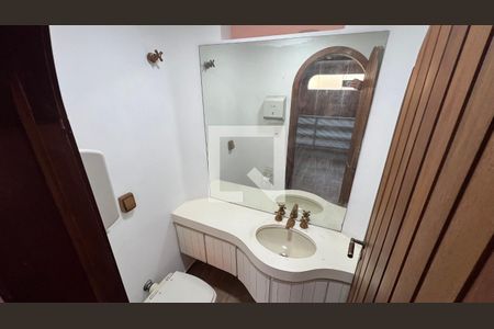 Casa para alugar com 929m², 4 quartos e 4 vagas Casa para alugar com 929m², 4 quartos e 4 vagasLavabo do sótão