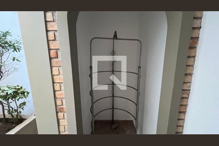Casa para alugar com 929m², 4 quartos e 4 vagas Casa para alugar com 929m², 4 quartos e 4 vagasDucha da sauna