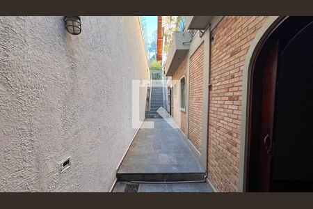 Casa para alugar com 929m², 4 quartos e 4 vagas Casa para alugar com 929m², 4 quartos e 4 vagasCorredor lateral