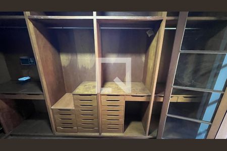 Casa para alugar com 929m², 4 quartos e 4 vagas Casa para alugar com 929m², 4 quartos e 4 vagasCloset da suíte
