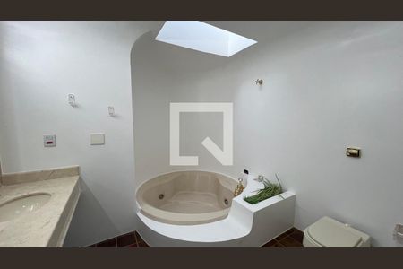 Casa para alugar com 929m², 4 quartos e 4 vagas Casa para alugar com 929m², 4 quartos e 4 vagasBanheiro da Suíte 1