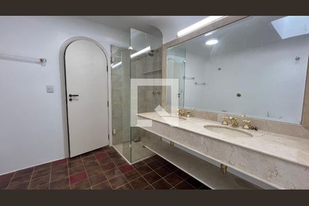 Casa para alugar com 929m², 4 quartos e 4 vagas Casa para alugar com 929m², 4 quartos e 4 vagasBanheiro da Suíte 1