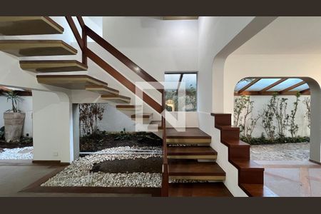 Casa para alugar com 929m², 4 quartos e 4 vagas Casa para alugar com 929m², 4 quartos e 4 vagasEscada