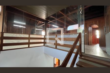 Casa para alugar com 929m², 4 quartos e 4 vagas Casa para alugar com 929m², 4 quartos e 4 vagasEscada