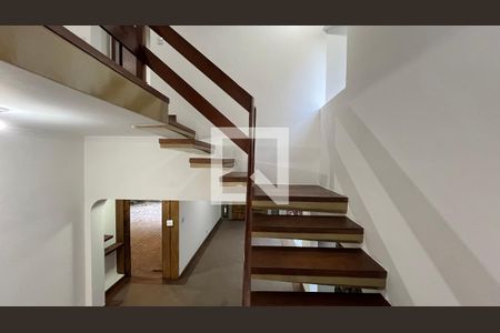 Casa para alugar com 929m², 4 quartos e 4 vagas Casa para alugar com 929m², 4 quartos e 4 vagasEscada