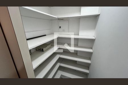 Casa para alugar com 929m², 4 quartos e 4 vagas Casa para alugar com 929m², 4 quartos e 4 vagasDispensa