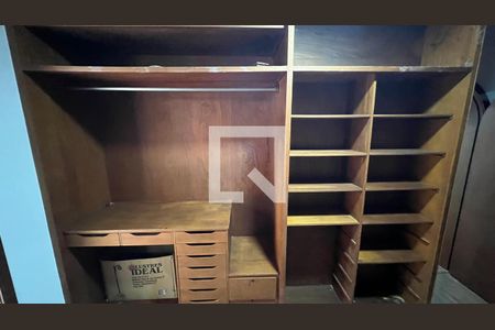 Casa para alugar com 929m², 4 quartos e 4 vagas Casa para alugar com 929m², 4 quartos e 4 vagasCloset da suíte 1
