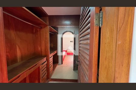 Casa para alugar com 929m², 4 quartos e 4 vagas Casa para alugar com 929m², 4 quartos e 4 vagasCloset do quarto 2
