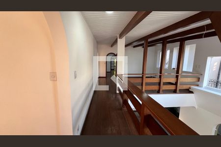 Casa para alugar com 929m², 4 quartos e 4 vagas Casa para alugar com 929m², 4 quartos e 4 vagasCorredor superior