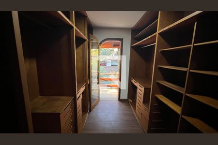 Casa para alugar com 929m², 4 quartos e 4 vagas Casa para alugar com 929m², 4 quartos e 4 vagasCloset da suíte 1
