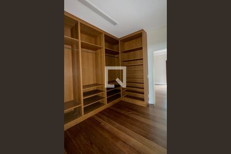 Casa de condomínio para alugar com 1100m², 3 quartos e 8 vagasCloset da suíte 3