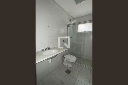 Casa de condomínio para alugar com 1100m², 3 quartos e 8 vagasBanheiro de serviço