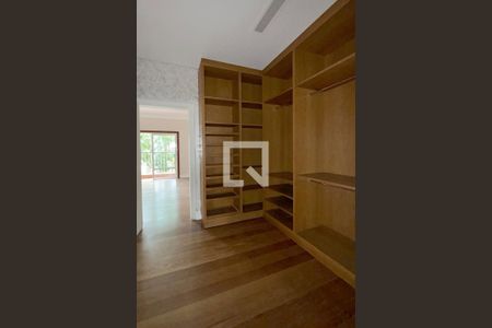 Casa de condomínio para alugar com 1100m², 3 quartos e 8 vagasCloset da suíte 3