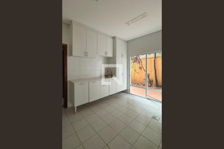 Casa de condomínio para alugar com 1100m², 3 quartos e 8 vagasÁrea de Serviço