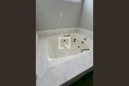 Casa de condomínio para alugar com 1100m², 3 quartos e 8 vagasBanheiro da Suíte 3