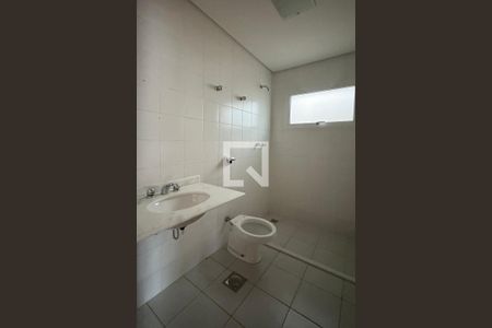 Casa de condomínio para alugar com 1100m², 3 quartos e 8 vagasBanheiro de serviço