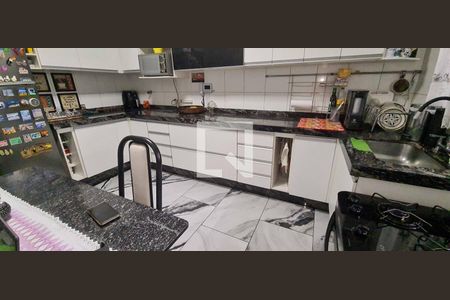Casa à venda com 250m², 4 quartos e 2 vagas Casa à venda com 250m², 4 quartos e 2 vagasCozinha