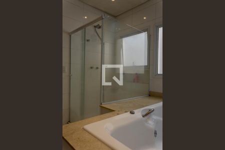 Casa de condomínio à venda com 580m², 4 quartos e 8 vagas Casa de condomínio à venda com 580m², 4 quartos e 8 vagasBanheiro da Suíte 1