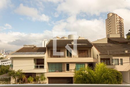 Casa de condomínio à venda com 580m², 4 quartos e 8 vagas Casa de condomínio à venda com 580m², 4 quartos e 8 vagasVaranda da Suíte 1