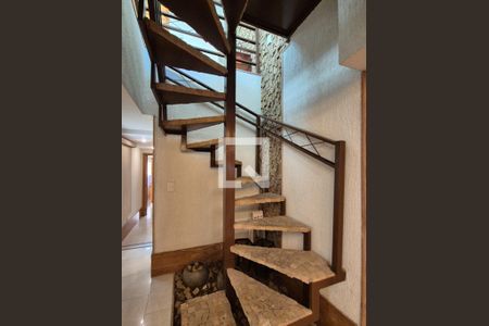 Apartamento à venda com 380m², 5 quartos e 3 vagasEscada