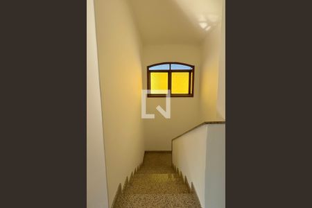 Casa de condomínio à venda com 209m², 3 quartos e 4 vagasEscada