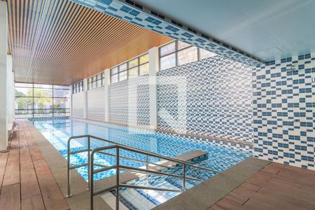 Apartamento à venda com 196m², 3 quartos e 3 vagas Apartamento à venda com 196m², 3 quartos e 3 vagasÁrea comum - Piscina Coberta