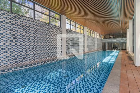 Apartamento à venda com 196m², 3 quartos e 3 vagas Apartamento à venda com 196m², 3 quartos e 3 vagasÁrea comum - Piscina Coberta