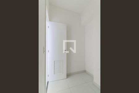 Apartamento à venda com 196m², 3 quartos e 3 vagas Apartamento à venda com 196m², 3 quartos e 3 vagasQuarto de Serviço