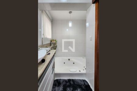 Casa à venda com 200m², 2 quartos e 2 vagas Casa à venda com 200m², 2 quartos e 2 vagasBanheiro da Suíte