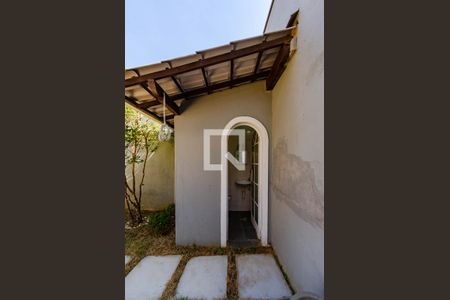 Casa à venda com 307m², 4 quartos e 4 vagas Casa à venda com 307m², 4 quartos e 4 vagasLavabo externo