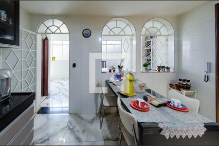 Casa à venda com 307m², 4 quartos e 4 vagas Casa à venda com 307m², 4 quartos e 4 vagasCozinha