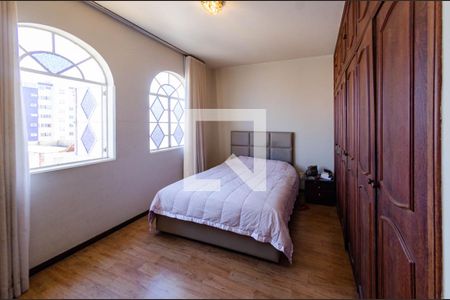 Casa à venda com 307m², 4 quartos e 4 vagas Casa à venda com 307m², 4 quartos e 4 vagasSuíte