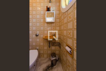 Casa à venda com 307m², 4 quartos e 4 vagas Casa à venda com 307m², 4 quartos e 4 vagasBanheiro de serviço