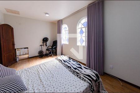 Casa à venda com 307m², 4 quartos e 4 vagas Casa à venda com 307m², 4 quartos e 4 vagasQuarto 3