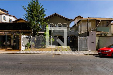 Casa à venda com 307m², 4 quartos e 4 vagas Casa à venda com 307m², 4 quartos e 4 vagasFachada