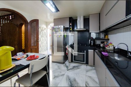 Casa à venda com 307m², 4 quartos e 4 vagas Casa à venda com 307m², 4 quartos e 4 vagasCozinha