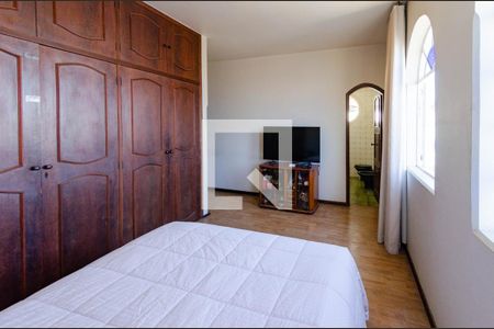 Casa à venda com 307m², 4 quartos e 4 vagas Casa à venda com 307m², 4 quartos e 4 vagasSuíte