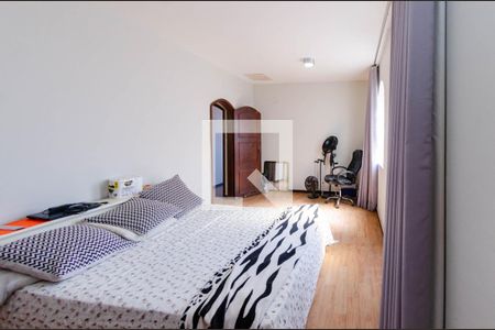 Casa à venda com 307m², 4 quartos e 4 vagas Casa à venda com 307m², 4 quartos e 4 vagasQuarto 3