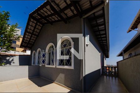 Casa à venda com 307m², 4 quartos e 4 vagas Casa à venda com 307m², 4 quartos e 4 vagasVaranda