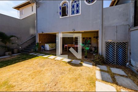 Casa à venda com 307m², 4 quartos e 4 vagas Casa à venda com 307m², 4 quartos e 4 vagasÁrea externa