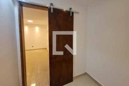 Casa de condomínio à venda com 350m², 3 quartos e 3 vagas Casa de condomínio à venda com 350m², 3 quartos e 3 vagasCloset da suíte 2