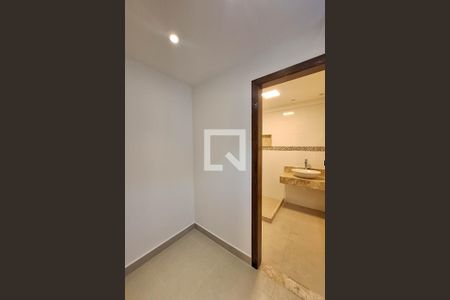 Casa de condomínio à venda com 350m², 3 quartos e 3 vagas Casa de condomínio à venda com 350m², 3 quartos e 3 vagasCloset da suíte 2