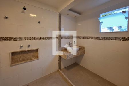 Casa de condomínio à venda com 350m², 3 quartos e 3 vagas Casa de condomínio à venda com 350m², 3 quartos e 3 vagasBanheiro da Suíte 1