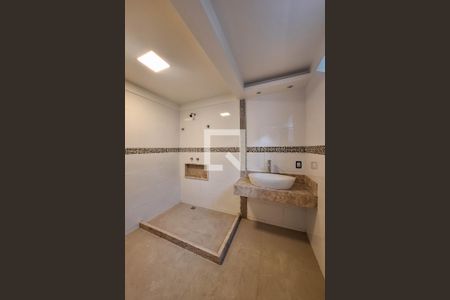 Casa de condomínio à venda com 350m², 3 quartos e 3 vagas Casa de condomínio à venda com 350m², 3 quartos e 3 vagasBanheiro da Suíte 1