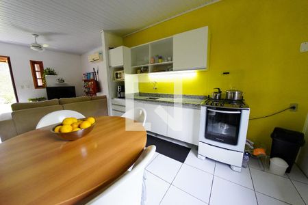 Casa à venda com 86m², 2 quartos e 2 vagasCozinha