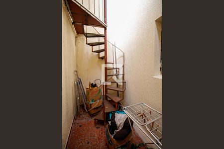 Casa à venda com 142m², 3 quartos e 2 vagas Casa à venda com 142m², 3 quartos e 2 vagasEscada para Edícula