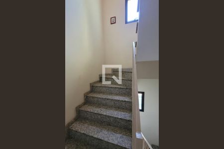 Casa à venda com 300m², 3 quartos e 4 vagasEscada