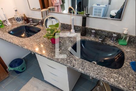 Casa à venda com 250m², 5 quartos e 10 vagasBanheiro da suíte 4